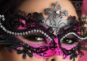 Schöne Messing Maske in Schwarz-Pink