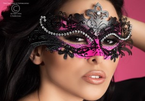 Schöne Messing Maske in Schwarz-Pink